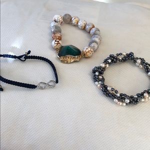 Three bracelets to layer, natural pearls and glass